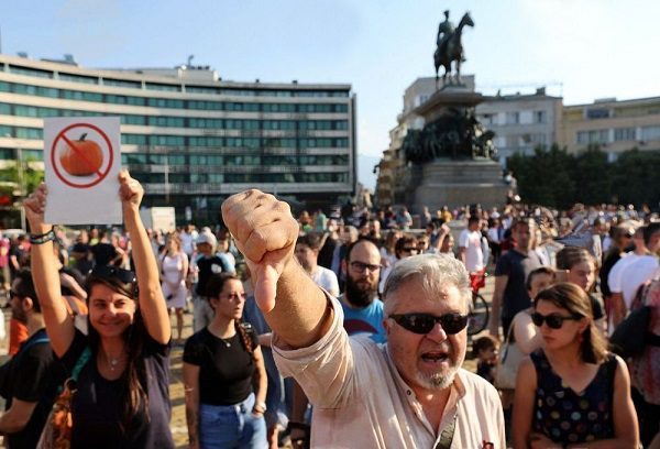 Bulgarians in hundreds strikes outside Parliament against dismissal of Minchev as speaker