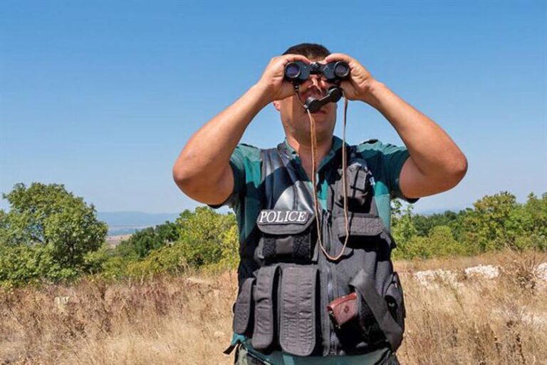 Stanimir Stanev, Deputy chief secretary of the Ministry of Internal Affairs, said that immigration personnel and low-level police officers were protecting migrants at the border