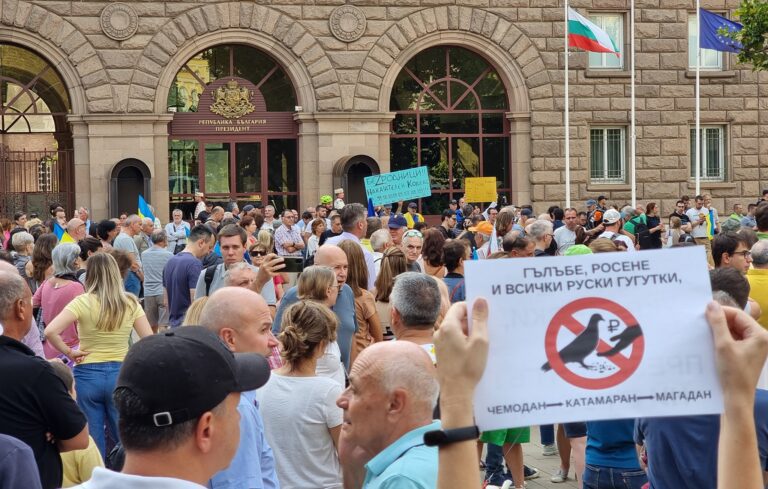 Many citizens gathered in front of the presidency and the parliament buildings in another protest under the slogan #ГАЗwithme on Wednesday evening. The event overlapped with the national holiday in Ukraine