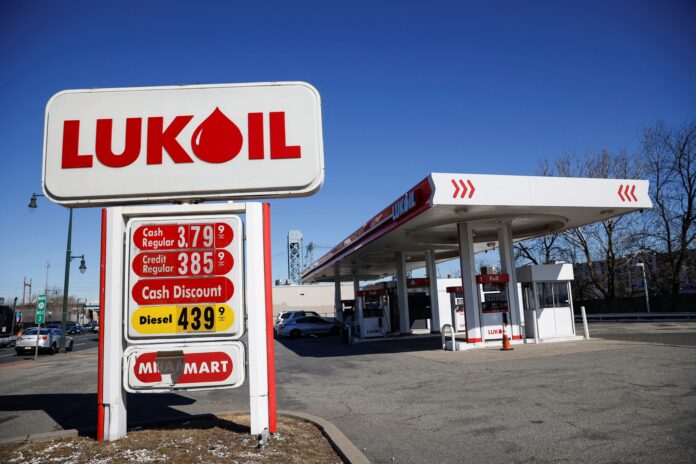 On Thursday, Rumen Radev, the president of Bulgaria, attended a meeting with Vadim Vorobyov, the CEO of Lukoil Bulgaria, where the topic of gasoline pricing was discussed. The Russian company expressed alarm at the same time on the European oil prohibition on Russian oil