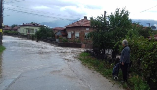 After heavy rainfall in the regions of Bogdon and Karavelovo, an unexpected flood occurred, and the situation is getting worse. It is estimated that rain over Klisura was 191 litres per square meter