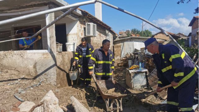 Hundreds of Volunteers are expected to provide their services for clearing Bogdan, Karavelovo and Slatina villages in Karlovo Vary. Tons of mud and trees brought by the flood still have to be removed from houses, yards and streets