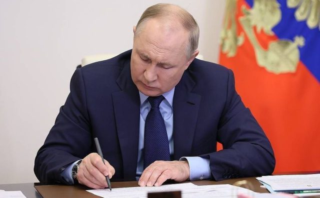 Dmitry Peskov, the Kremlin spokesperson, stated that today President Vladimir Putin will sign an agreement on the accession of the new territories in Russia. The signing will occur at 3:00 pm at the solemn St. George's Hall in Moscow. Deputies from the lower house of the parliament are also invited to the ceremony