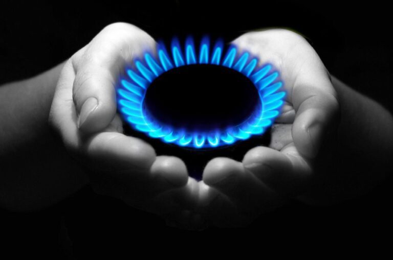 According to Rosen Hristov, the energy minister, the gas price could drop below BGN 166 in November and hold steady in December. While talking to the media, he explained that it is essential to dropping the concept of introducing two electricity rates for home consumers