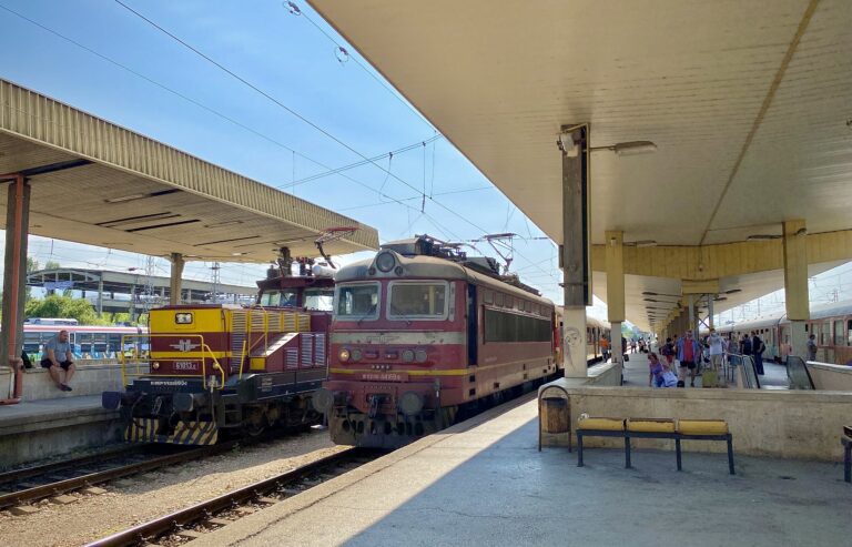 On a train leaving Plovdiv, a fight breaks out, during which a conductor splits a passenger's eyebrow. The conflict began after some passengers objected about the quality of the rail services, according to the other passengers aboard the train at the time. The conductor unexpectedly got into a battle with the passenger, splitting his eyebrow in the incident