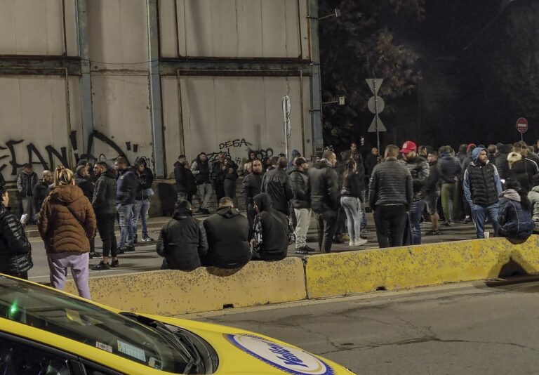 After their colleague Hristo Traikov was stabbed yesterday night in the Sofia neighbourhood of "Rassadnika," taxi drivers are preparing a large-scale protest. The drivers gathered in front of the Third Regional Police Department in the capital to protest