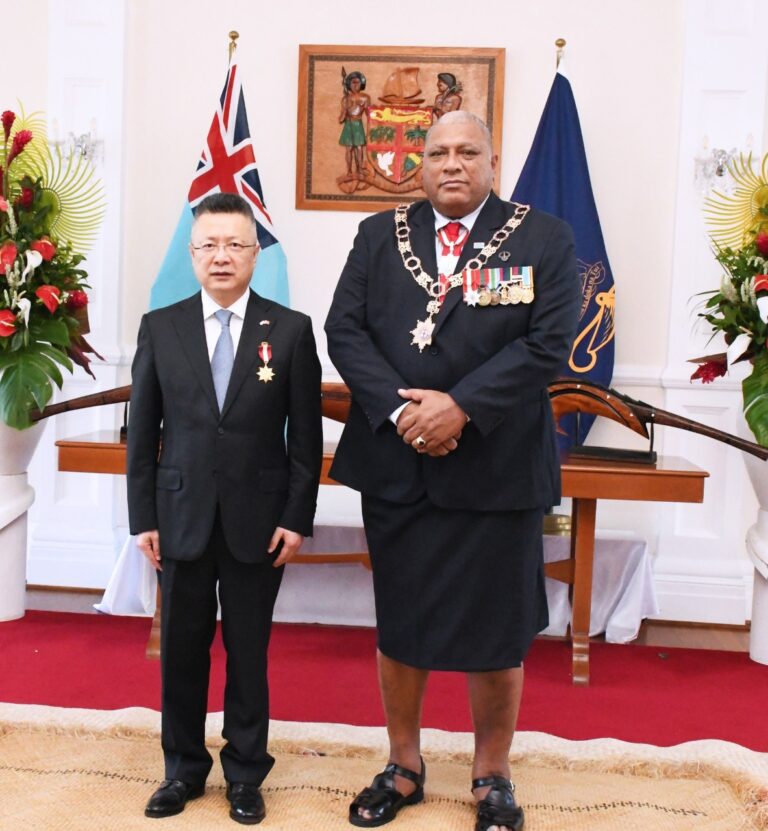 Fiji: Ratu Wiliame Katonivere bestowed the Honorary Officer of the Order of Fiji Medal to the Ambassador of the People’s Republic of China to Fiji, His Excellency Qian Bo, during a special investiture ceremony at the State House this morning (29/11/22)