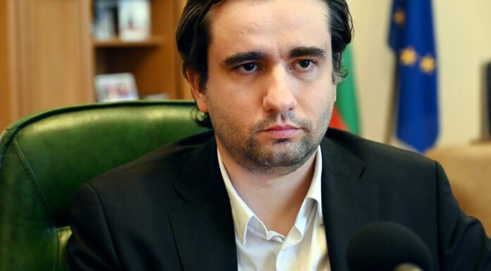 Bozhidar Bozhanov, a former minister of electronic governance and current member of Parliament, announced on his social media accounts that the National Assembly of Bulgaria had approved sending weapons to the Ukrainian military to help them in their ongoing conflict with Russia. This decision was suggested to Ukraine by the Council of Ministers