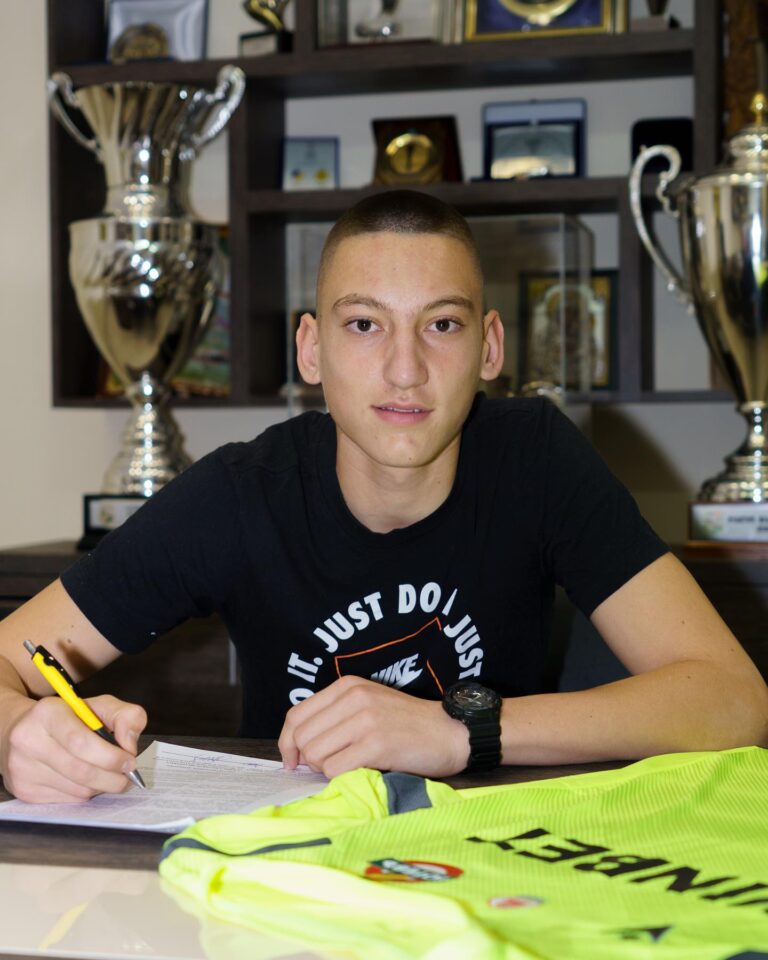 Stefan Smerkalev signed his first professional contract with Botev (Plovdiv). The Club youngster paraphrases a long-term contract with the "canaries"