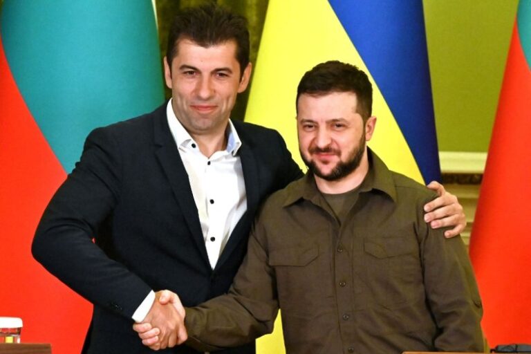 Twitter user @NOELreports claims that Bulgaria secretly provided Ukraine with weapons, although they did not do so on their own. The US and Britain, who covered the shipment cost, are fully involved