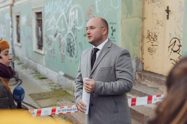 On February 1, Georgi Valentinov Georgiev, chairman of the Metropolitan Municipal Council, informed that the municipality has started to clean Sofia from the scratches on the facades to show how beautiful the capital is with its old buildings built in Austrian style