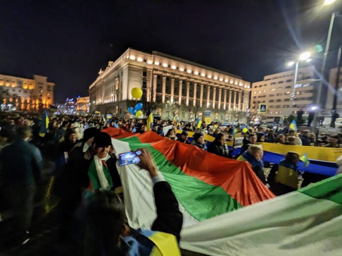 Hundreds of people gathered in Sofia this evening to show solidarity for Ukraine and denounce Russian aggression and Russian assets there. The demonstration aimed to persuade the Bulgarian government to increase aid and supplies to Ukraine, which has been under Russian attack for a year Hundreds of people gathered in Sofia this evening to show solidarity for Ukraine and denounce Russian aggression and Russian assets there. The demonstration aimed to persuade the Bulgarian government to increase aid and supplies to Ukraine, which has been under Russian attack for a year