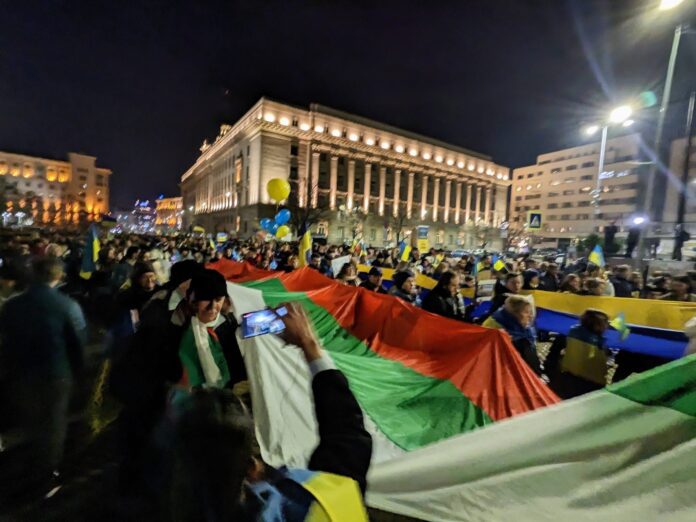 Hundreds of people gathered in Sofia this evening to show solidarity for Ukraine and denounce Russian aggression and Russian assets there. The demonstration aimed to persuade the Bulgarian government to increase aid and supplies to Ukraine, which has been under Russian attack for a year