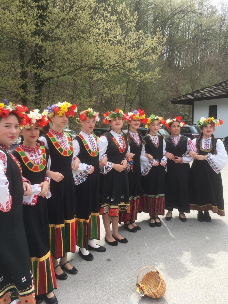 At SU "Maxim Rajkovic" - Dryanovo, a meeting was held between students and representatives of the Municipality of Dryanovo, Etar Museum, Historical Museum - Dryanovo and Development-1869 on the holiday of Lazarovden yesterday, March 2, 2023