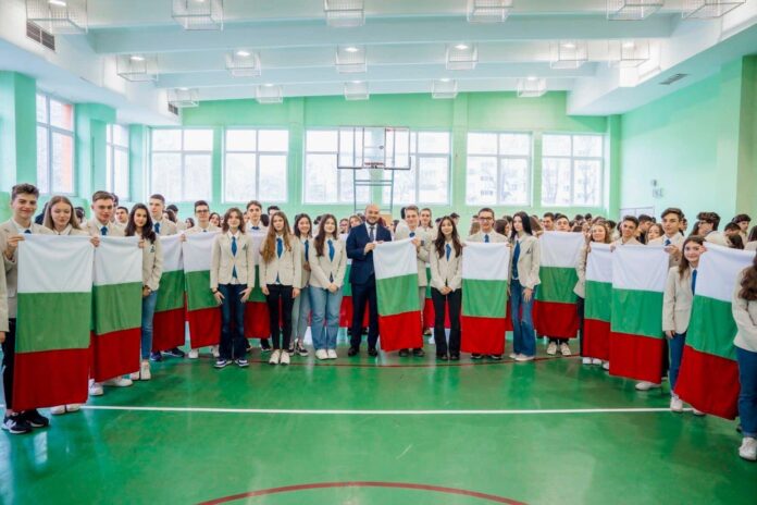 Georgi Valentinov Georgiev, chairman of the Metropolitan Municipal Council Sofia, reported that yesterday with Mayor Yordanka Fandakova, Head of the Regional Department of Education, Mrs Vanya Kastreva and Deputy. -Mayor of Education Miroslav Borshosh attended the consecration of Bulgarian flags and donated to metropolitan schools, kindergartens and nurseries, whether municipal, public or private