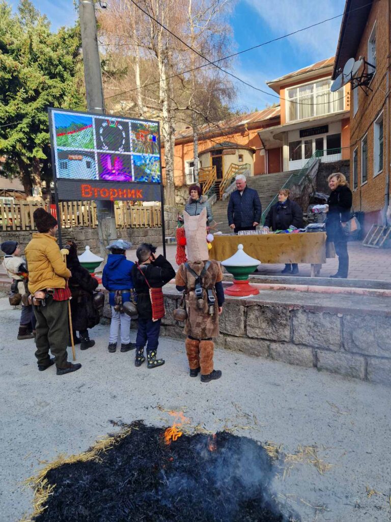 On March 14, many places in the Rhodopes celebrated Stara Marta - a holiday to welcome spring dating back to old times. The rituals performed in the different settlements in the Rhodopes are different. In the village of Zabardo, they celebrate the holiday by circling kookers around the houses that chase away evil forces and call for health