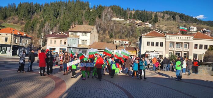 The mayor of Chepelare Boran Hadzhiev warmly greeted the gold medal winner and presented him with a check for 1,000 BGN. , and to his coach Vasil Milchev and gave them a check for 500 BGN as a price.