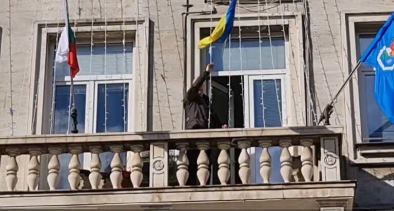 Atanas Stefanov, the candidate for deputy of the MIR party, threw a yellow-blue flag from the balcony of the administration building with the words: "Long live Bulgaria!" Get out of here, fascists!"