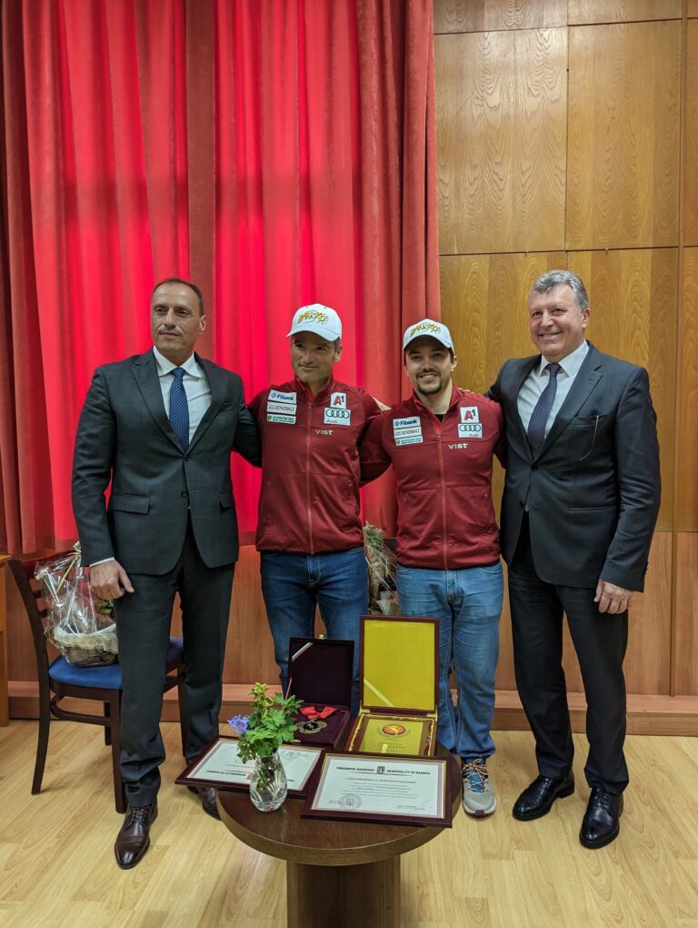 The best Bulgarian alpineist Albert Popov received the prestigious "Honorary Citizen of Bansko" title minutes ago. Local parliament Speaker Georgi Ikonomov presented his plaque under the applause of dozens of official guests and citizens