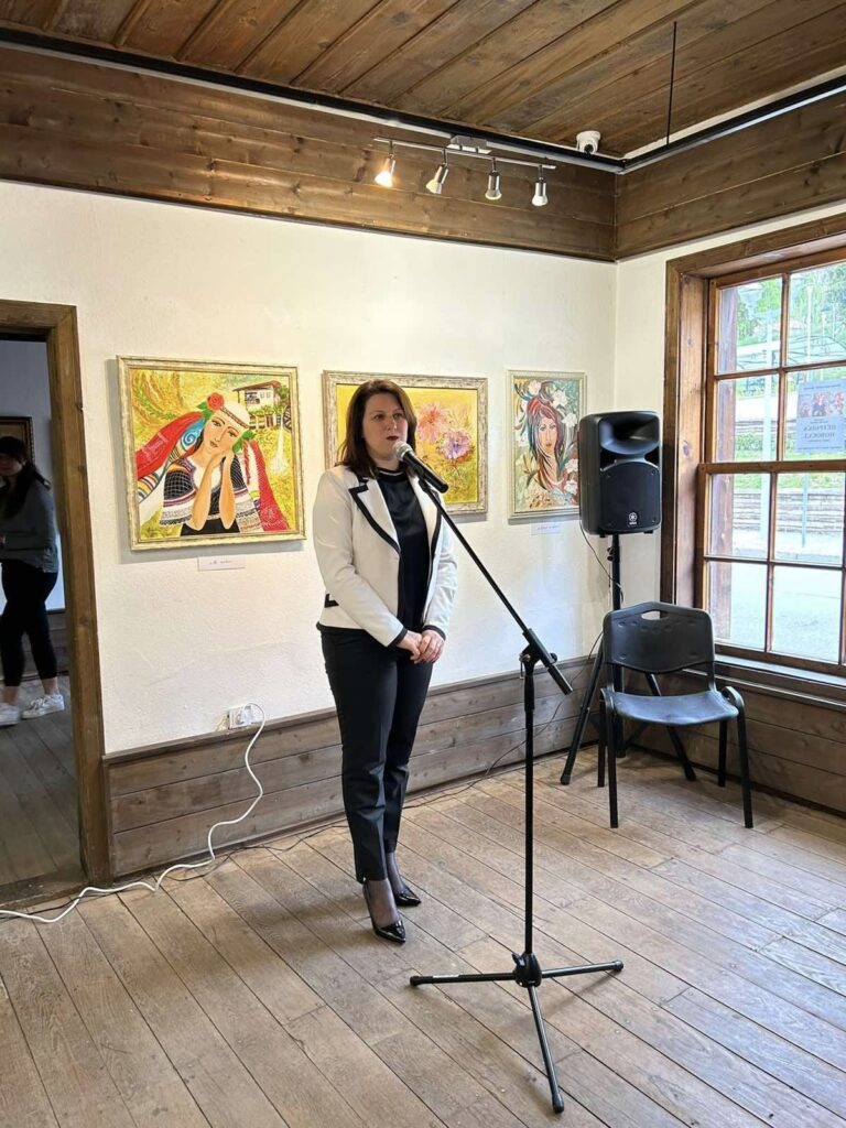 The first event in Dryanovo within the district campaign "Return" was held last night in the crowded hall of the Economy House. District Governor Kristina Sidorova turned to the guests during the event and wished everyone a bright holiday