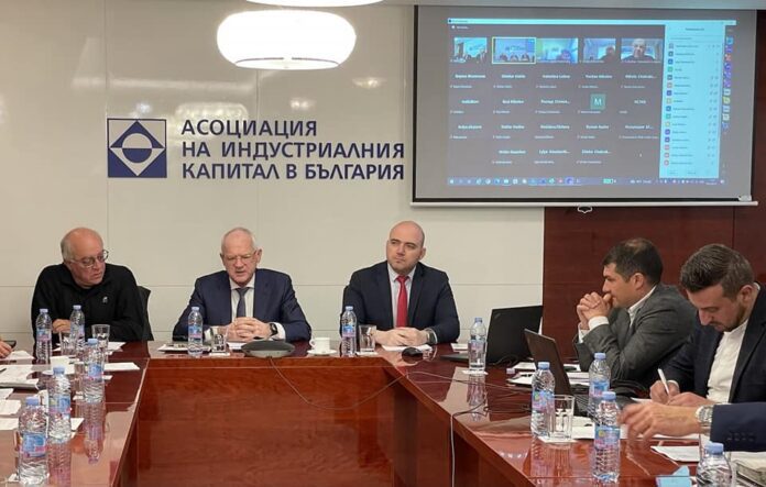 Tourism Minister Ilin Dimitrov reported that on April 28, 2023, he held a meeting with the Association of Industrial Capital in Bulgaria (AIKB) leadership, where they commented on issues related to current topics in tourism and human resources policy in the sector