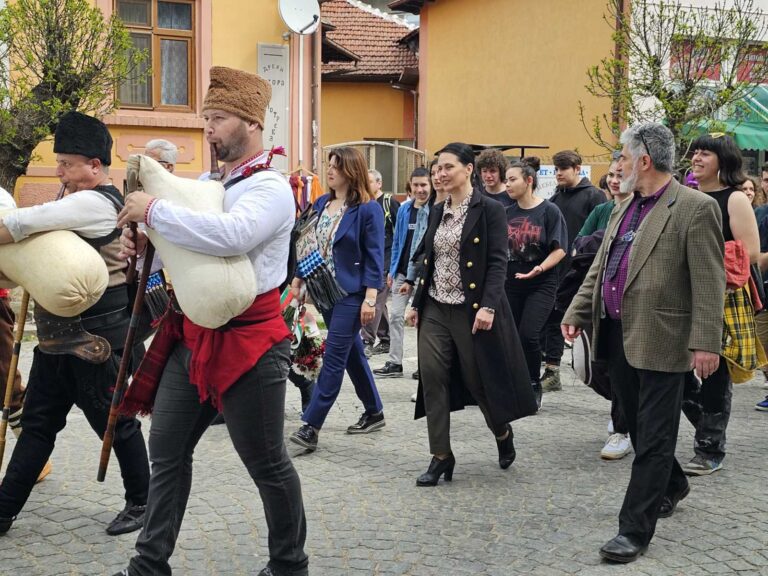 The regional and deputy district governor participated in the traditional procession of wood carvers in Tryavna. On St. George's Day, the traditional parade of the woodcarving masters passed through the streets of Tryavna, part of the program of the Days of Carving. The artisans were led by the icon of their patron saint St. Georgi the Victorious