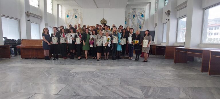 A total of 21 were nominated teachers in Gabrovo municipality for the 2023 Teacher of the Year prize, organized by the Union of Bulgarian Teachers. They received ribbons and certificates at an official ceremony at the Ritual Hall of the Municipality of Gabrovo today