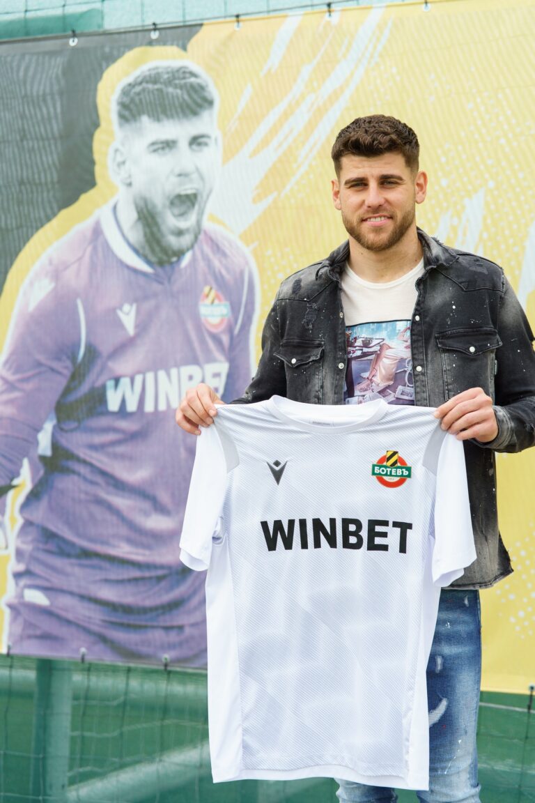 Plovdiv, Bulgaria: Bulgarian football club Botev Plovdiv recently made a special announcement regarding the goalkeeper. The club extended the contract of goalkeeper Austrian Hidayet Hankic. The 28-year-old guard has signed a new 3-year contract with the "yellow blacks"