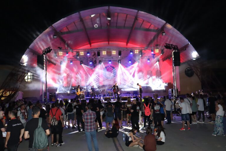 Haskovo Rock 2023 made the dreams of children from five Haskovo music schools come true. The first night of Haskovo ROK 2023 blew up the Spartak complex. Rock and roll fans sang with the guest young rock bands and the legendary TANGRA for hours