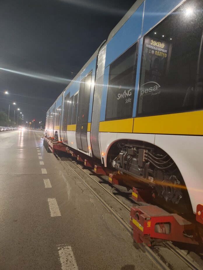 Sofia, Bulgaria: Yordanka Fandakova mayor of Sofia, informed through her official Facebook account that, today, four more new trams have arrived in Sofia this week. They will run along line number 4