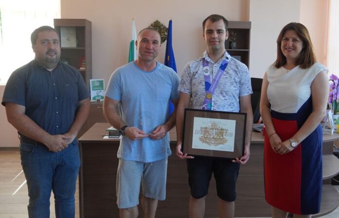 Gabrovo, Bulgaria: Yesterday, on July 5, 2023, Christina Sidorova was awarded a plaque of honour from the Regional Manager of the Gabrovo District SC Equal Start, which celebrated its second birthday this month and ten years since the establishment of 