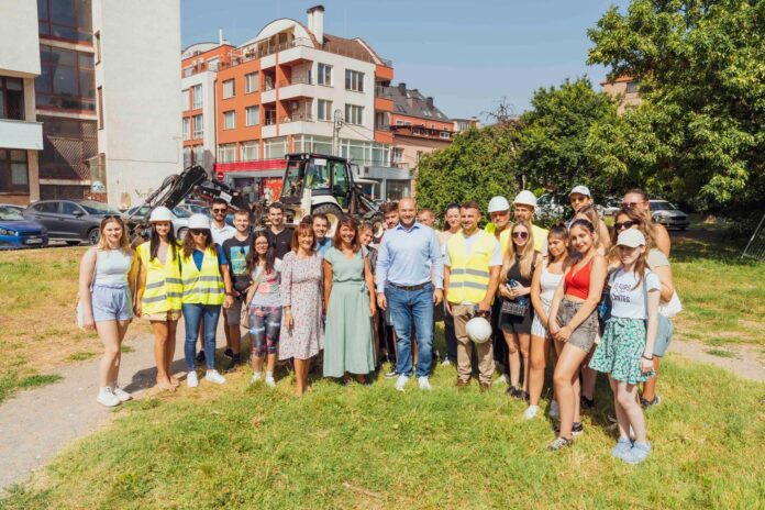 Sofia, Bulgaria: Georgi Valentinov Georgiev, Chairman of the Metropolitan Council, informed through his social media account that on July 25, 2023, the Sofia Municipality started construction of the green corridor in the Hope District, which will connect Hope Park with the Northern Park