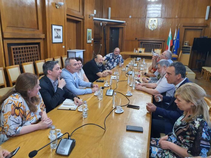 The Minister of Culture, Krastu Krastev, held a working meeting with the Mayor of Burgas, Dimitar Nikolov. The two discussed the possibilities of developing the study of underwater archaeology in the maritime city