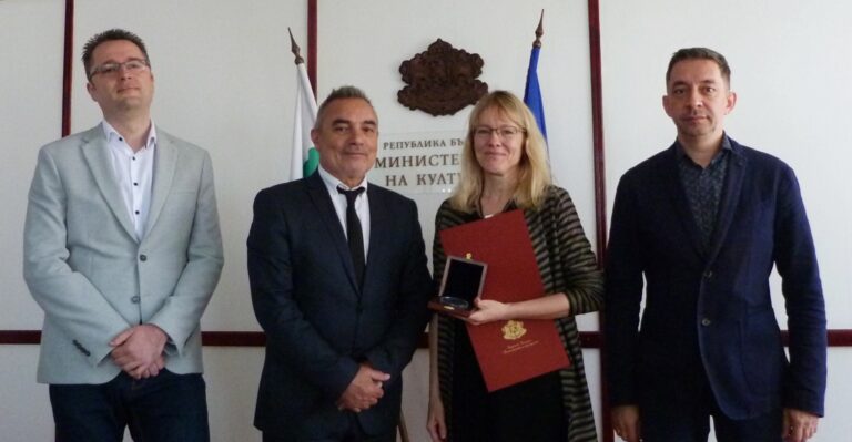 Sofia, Bulgaria: The Bulgarian Culture Ministry informed that Krastu Krastev, Minister of Culture Krastu Krastev, awarded Angela Rodel with the distinction "Contribution to Culture Development"