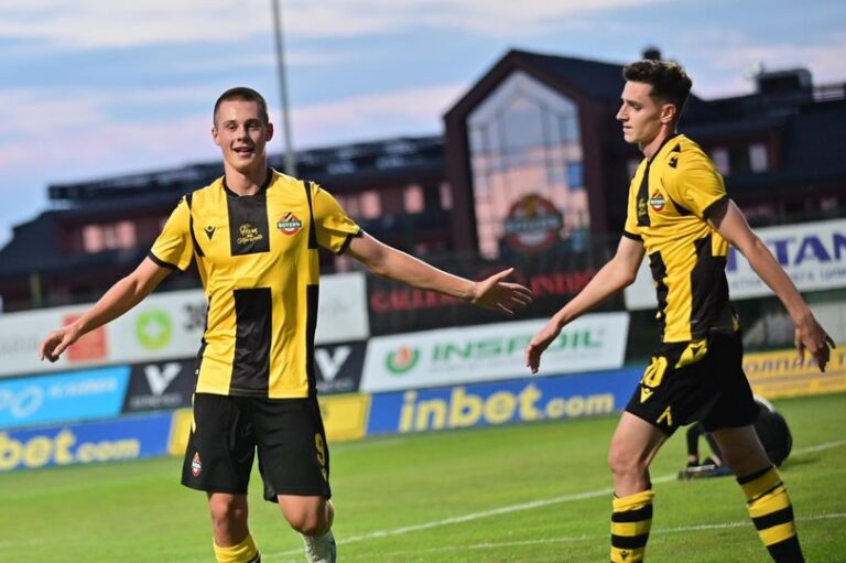 Botev's duplicate team (Plovdiv) won 2:1 over Sokol (Markovo) in a meeting of the 2nd round of the JUI Third League. The duel is played at the Nikola Shterev - Starika Sports Complex