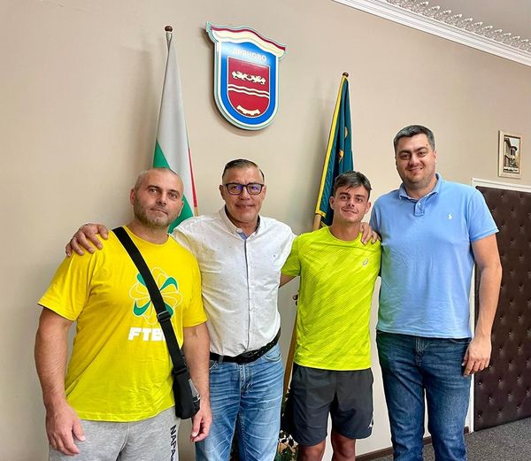 Dryanovo, Bulgaria: The Dryanovo Municipality informed recently through its official Facebook account that tennis player David Simeonov has been elected to one of the strongest university teams in the United States