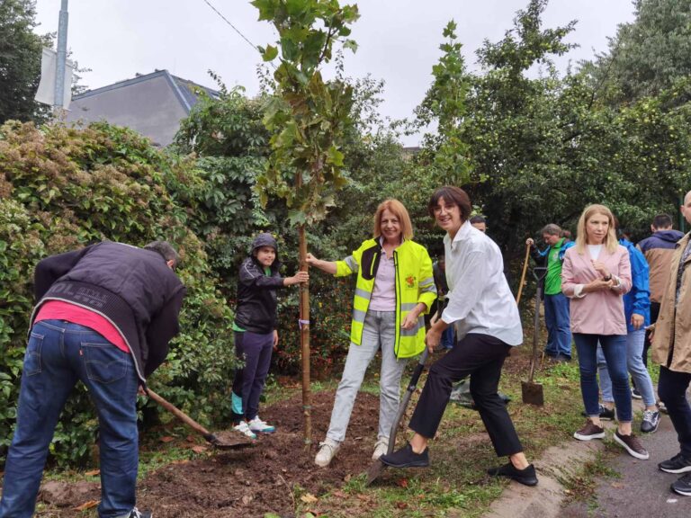 Sofia, Bulgaria: Yordanka Fandakova, Mayor of Sofia, informed through her social media account that with hundreds of volunteers this year, the Sofia Munici[ality are launching the autumn forest season together with the BTV 'The good example' campaign "let's clean Bulgaria together"