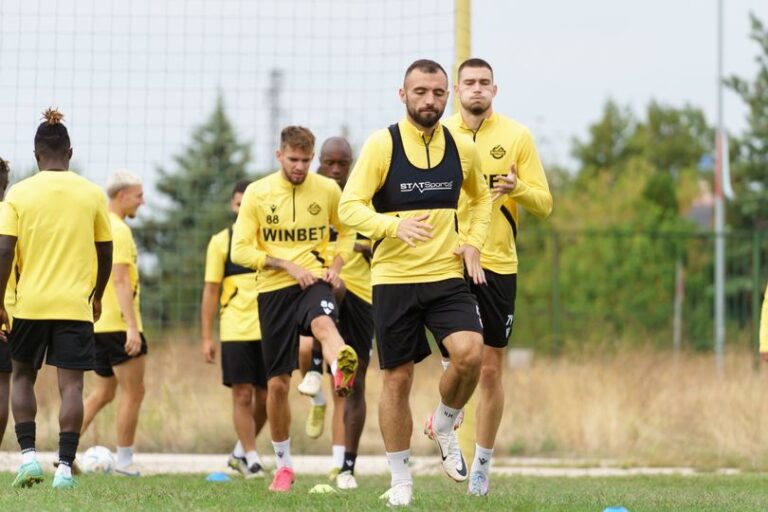 Botev (Plovdiv) starts preparation for his visit to Ludogorets. The Yellow and Black had their first activity of the week after getting a break on Sunday. The Canaries held a morning training in the gym and then went out to the field
