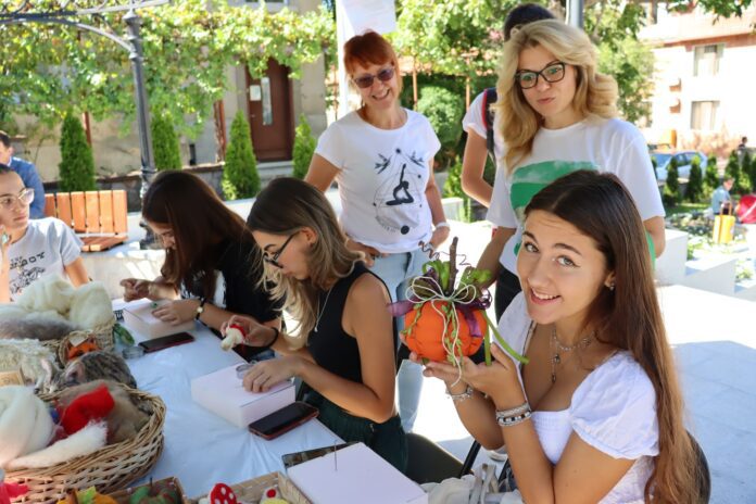 Haskovo, Bulgaria: Dozens of children and young people with curiosity, mood and charge participated in the workshops at Artcraft Fest yesterday. The approach to the Monument of the Holy Virgin has been transformed into a space for arts and crafts