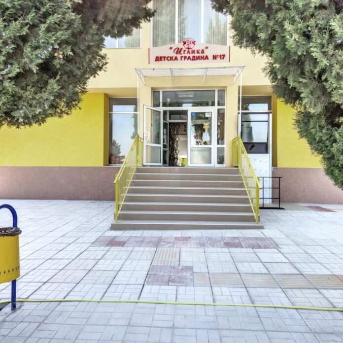 The Haskovo Municipality informed through its social media account that Iglika Kindergarten is completely renovated. It has sunny rooms for children, comfortable rooms for activities, modern and modern conditions for working with children and a yard space for sports and games