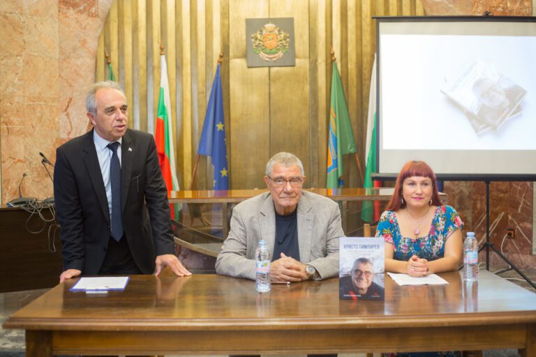 Christo Pimpirev, the first Bulgarian to visit the South Pole, visited the Municipality of Dryanovo, where he shared dialogue with several residents and shared his photos with them. Georgi Tsvetkov, Chairman of the Board and initiator, invited him to attend the event to share his experience of visiting the coldest places on earth