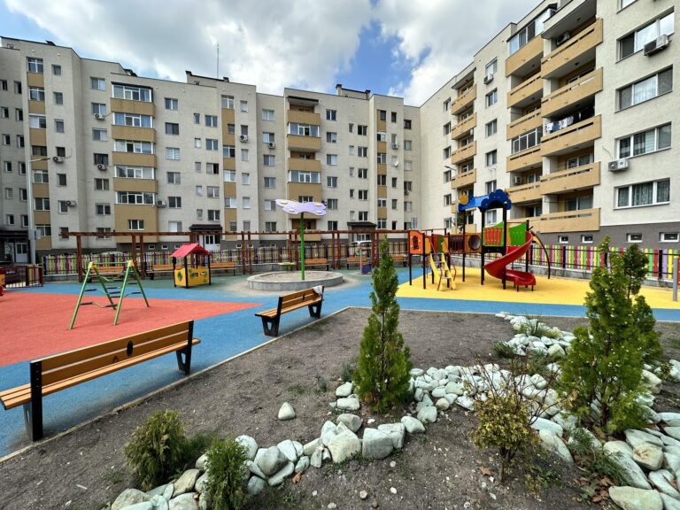 Haskovo, Bulgaria: Haskovo Municipality informed through his social account that the interblock space on the Blagoevgrad, Vasil Levski 61-63 has been completely renovated and enhanced
