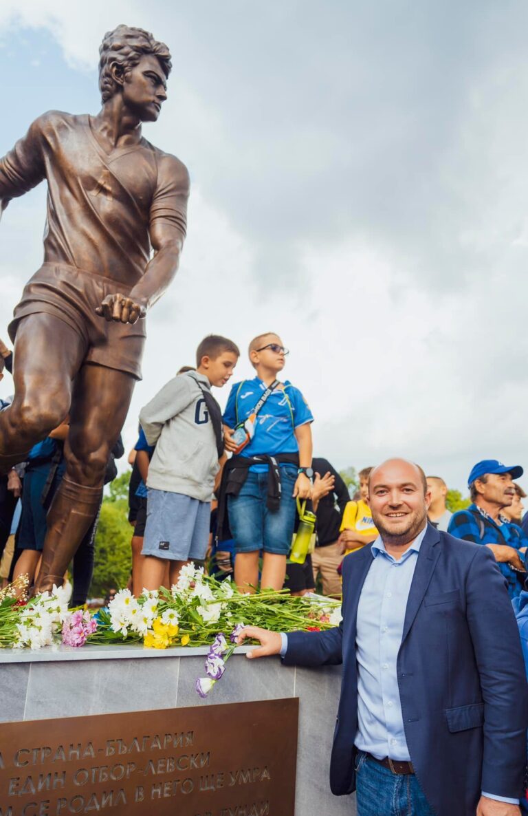 Sofia, Bulgaria: Together with thousands of Levskars, the metropolitan Municipality officially opened the monument to the legend of the "blue" Georgi Asparuhov-Gundy in the metropolitan park "Geo Milev"