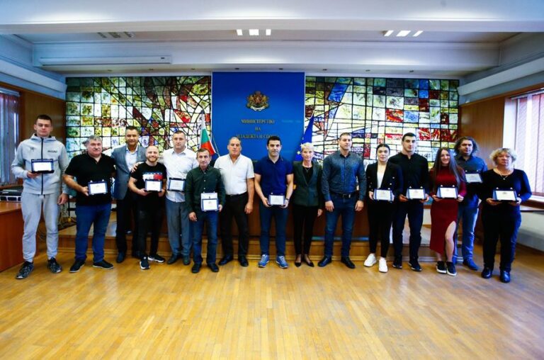 Deputy Minister of Youth and Sports Professor Daniela Dasheva awarded plaques of honour to the medalists and their coaches from the World Wrestling Championship in Belgrade, Serbia