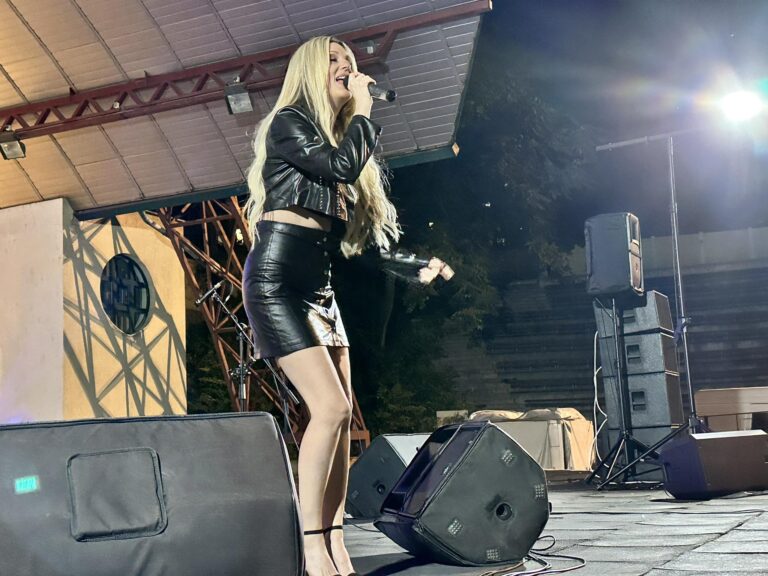 Haskovo dedicated his big festive concert to the cause "Yes! For Life" in support of donations and transplantations. Yesterday, at the Spartak CSK, thousands sang and danced with the young pop star Martina Ivanova and idol Miro. The concert is a long-awaited event