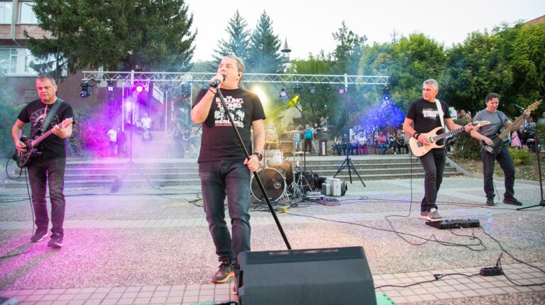 Dryanovo, Bulgaria: Hundreds performed the pl. "Largo" last night at the final concert of band B. T. R, part of the festive program of the Municipality of Dryanovo, on the occasion of the city holiday
