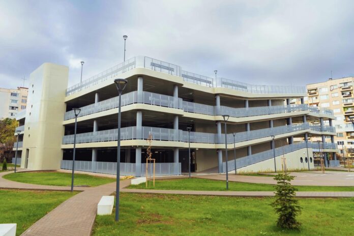 With its construction completed, almost 310 families will have a modern European parking lot in which to park their cars. The site has an elevator, lighting, green walkways and relaxation benches