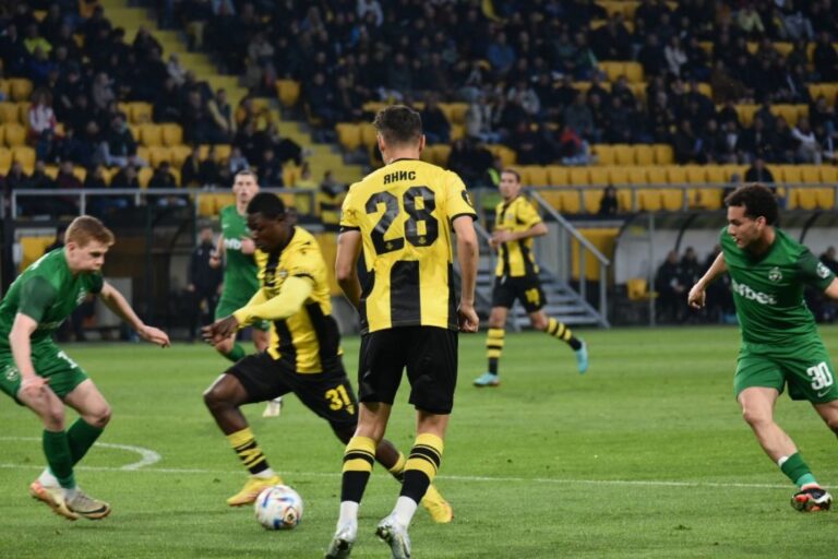 Before the kickoff, Botev paid homage to the revered footballer with a touching performance of "Izlyal delho Hadutin" and "One love, in one heart will not die" by a kaba bagpipe orchestra