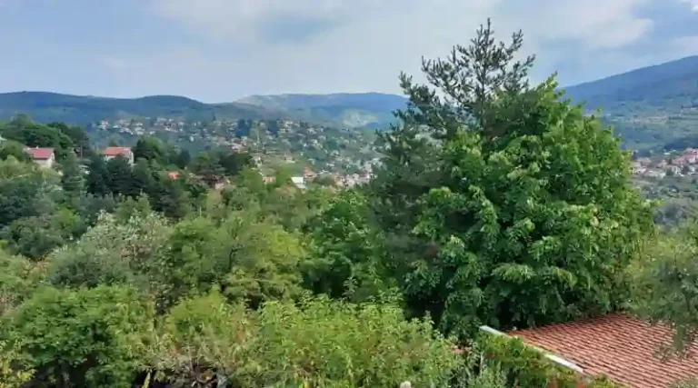 Average monthly temperatures across Bulgaria ranged from 11 to 18 degrees Celsius, exceeding the norm by a comfortable 1 to 5 degrees Celsius