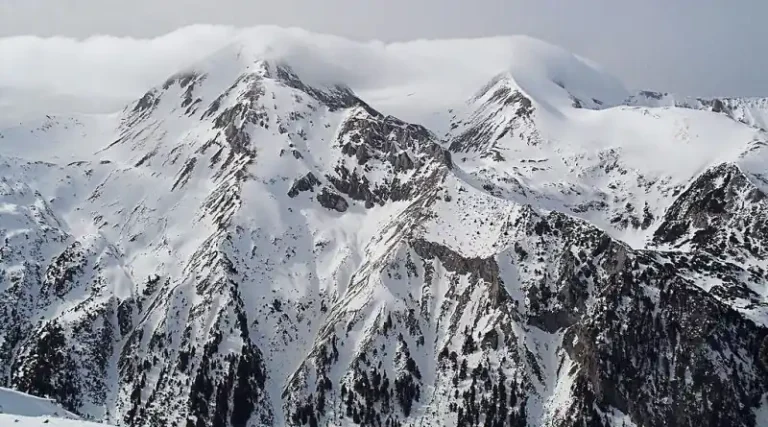 At 1,200 meters, temperatures will drop to minus 4°C, while those at 2,000 meters will face a frigid minus 6°C